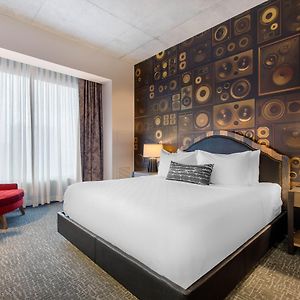 King Room Hearing Accessible or Non-Smoking